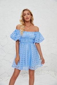 Détail de mini robe bleu clair à épaules dénudées en jacquard résille avec taille froncée