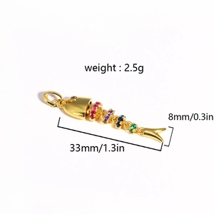 Vue détaillée du pendentif carpe koi plaqué or avec pierres colorées, longueur 33 mm