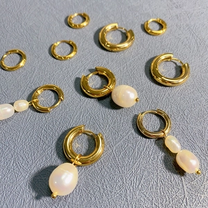 Créoles en acier inoxydable plaqué or 18 carats avec pendentifs perles naturelles