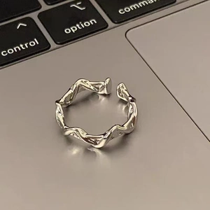 Bague vague irrégulière en pierre de lune argentée avec design géométrique réglable