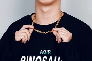 Golden round link chain necklace shown on a male model wearing a black t-shirt