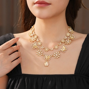 Détail du collier vintage doré à double rangée avec papillon et perles porté par mannequin