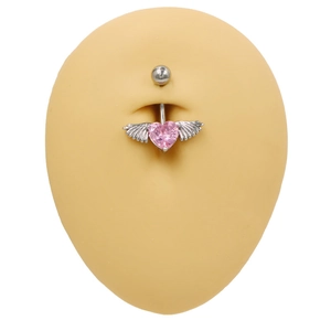 Piercing de nombril argenté avec pierre cœur rose et ailes sur modèle de peau