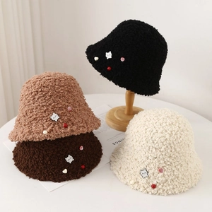 Détails de chapeaux bob en peluche avec écussons de chat et textures douces