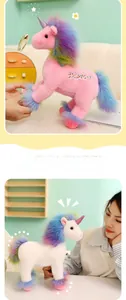 Details der Einhorn-Plüschtiere mit Regenbogenmähne und Wisdom-Stickerei
