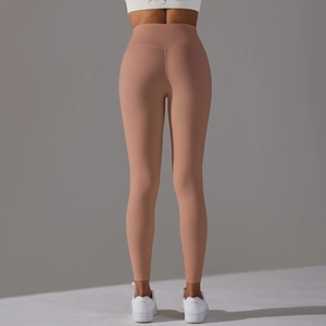 Détail arrière du legging de yoga taille haute montrant l'effet push-up et sans couture