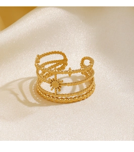 Détail de la bague étoile multicouche plaquée or 18K sur fond de soie élégante