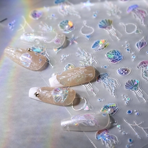 Holografische 3D-Nagelaufkleber mit irisierenden Quallen und Muscheln im Meeresdesign