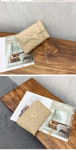 Détail du sac beige matelassé avec bandoulière en chaîne dorée et fermoir rotatif