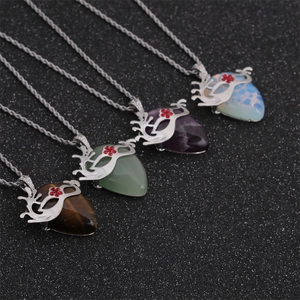 Collier chaîne torsadée avec pendentifs en forme de cœur en œil de tigre et améthyste