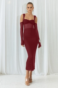 Détails de la robe moulante bordeaux avec empiècements en résille et manchons