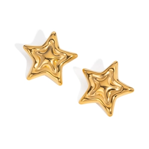 Vue macro de boucles d'oreilles étoiles 3D dorées avec rainures polies