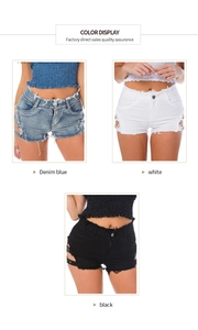 Detalle de los pantalones cortos vaqueros con recortes laterales y dobladillo deshilachado