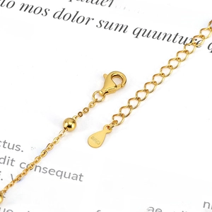 Dettaglio macro della chiusura a moschettone in argento 925 e catena a sfere regolabile