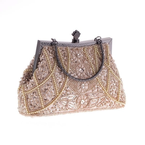 Dettaglio di ricami in perline champagne e paillettes su pochette da sera vintage