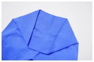 Gros plan sur la taille haute côtelée du short de yoga bleu roi sans couture