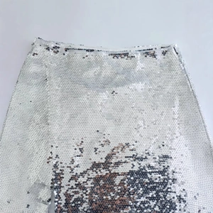 Piatto di gonna midi con paillettes argento con spacco laterale e texture metalliche