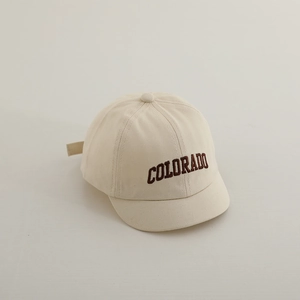 Detailansicht der beige Baby-Baseballkappe aus Canvas mit Colorado-Stickerei und kurzem Schirm
