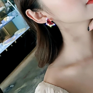 Boucles d'oreilles pastèque rouge avec cristaux portées par un mannequin pour femme