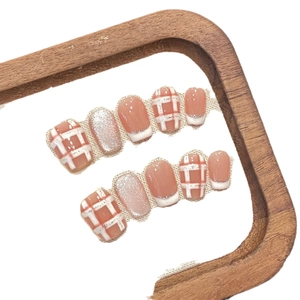 Faux ongles carrés courts roses avec motif à carreaux et bordure French argentée