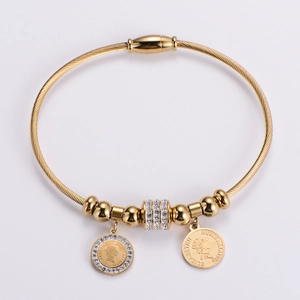 Goldenes Edelstahl-Kabelarmband mit Queen-Elizabeth-Münzanhängern und Kristallperle