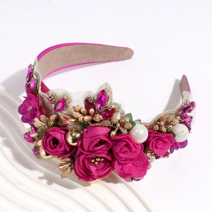 Détail du serre-tête baroque avec roses roses, strass étincelants et perles blanches
