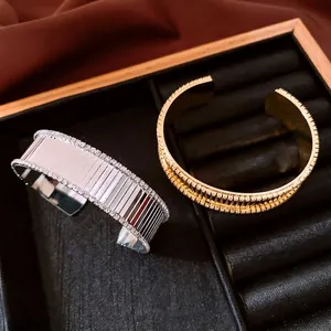 Bracciali aperti placcati in oro 18K e argento con strisce e strass scintillanti