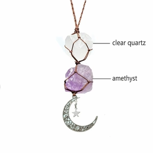Détail de l'améthyste naturelle et du quartz clair avec breloques lune et étoile