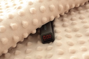 Dettaglio della coperta Minky che mostra il test senza formaldeide su tessuto beige