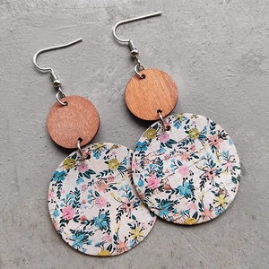 Boucles d'oreilles bohèmes rondes en bois naturel et liège avec motif floral coloré