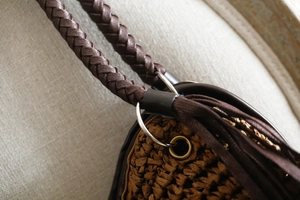 Vue détaillée de la texture tissée en corde de papier avec pompon et boucle métallique