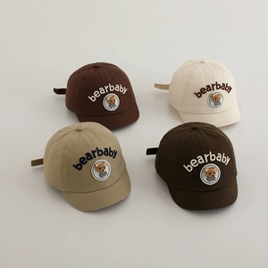Dettaglio di cappellini da baseball per neonati in cotone con ricamo orso in quattro colori