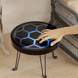 Dettaglio stampo per tavolo a fiume DIY con motivo a nido d'ape blu e gambe in metallo
