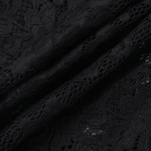 Gros plan du tissu en dentelle noire avec motifs ajourés fins et détails de tricotage