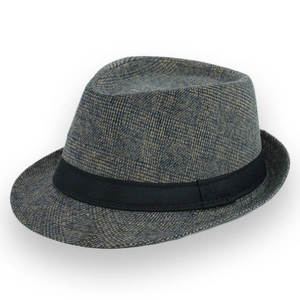 Dettaglio cappello fedora in lana blu-grigio con trama tweed e nastro decorativo nero