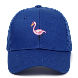 Detail der Flamingo-Stickerei auf der dunkelblauen 6-Panel-Mesh-Trucker-Baseballkappe