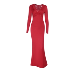 Détail d'une robe de soirée rouge avec dentelle au col en V et à la taille haute ajustée