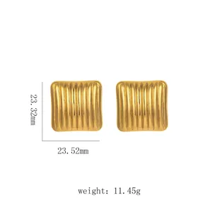 Detailed size and weight view of 18k gold geometric square earrings with wavy texture