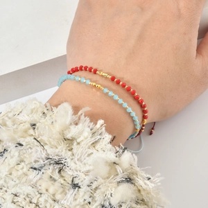 Detail von böhmischen roten und blauen Kristallperlen-Armbändern mit Kordelzug