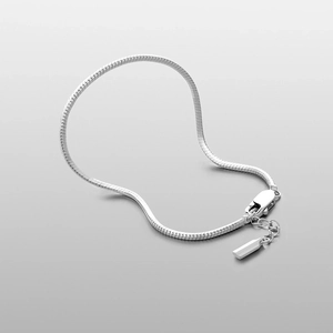 Détail d'un bracelet chaîne serpent en acier inoxydable argenté avec fermoir homard