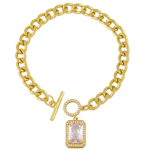 Bracelet gourmette dorée avec pendentif en cristal rectangulaire et fermoir en T