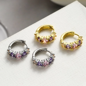 Orecchini geometrici in oro e argento con pietre di zircone viola e rosa