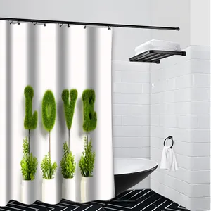 Detalle de cortina de ducha de poliéster blanco con letras LOVE de plantas en baño moderno