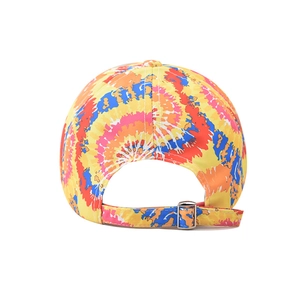 Détail de la casquette tie-dye en coton avec boucle réglable en métal argenté au dos