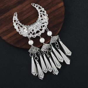 Pince à cheveux ethnique en argent Miao en forme de croissant avec perles et franges