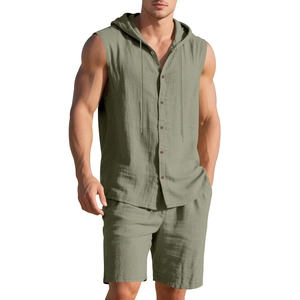 Detailansicht der olivgrünen Leinentextur am ärmellosen Kapuzenhemd und Shorts-Set für Herren