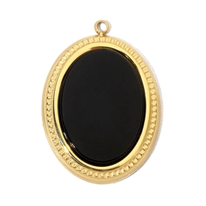 Détail du pendentif ovale en onyx noir avec bordure texturée en acier inoxydable doré