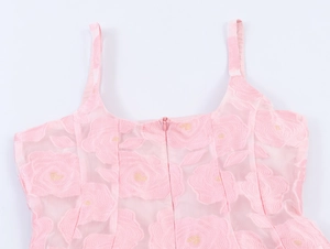 Détail du tulle jacquard rose à motifs roses, reflets dorés et fermeture invisible