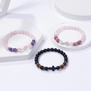 Lot de bracelets en quartz rose 8mm et obsidienne avec pendentifs croix sur socle