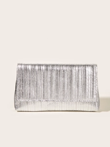Dettaglio pochette a pieghe argento con elegante chiusura a patta stile busta